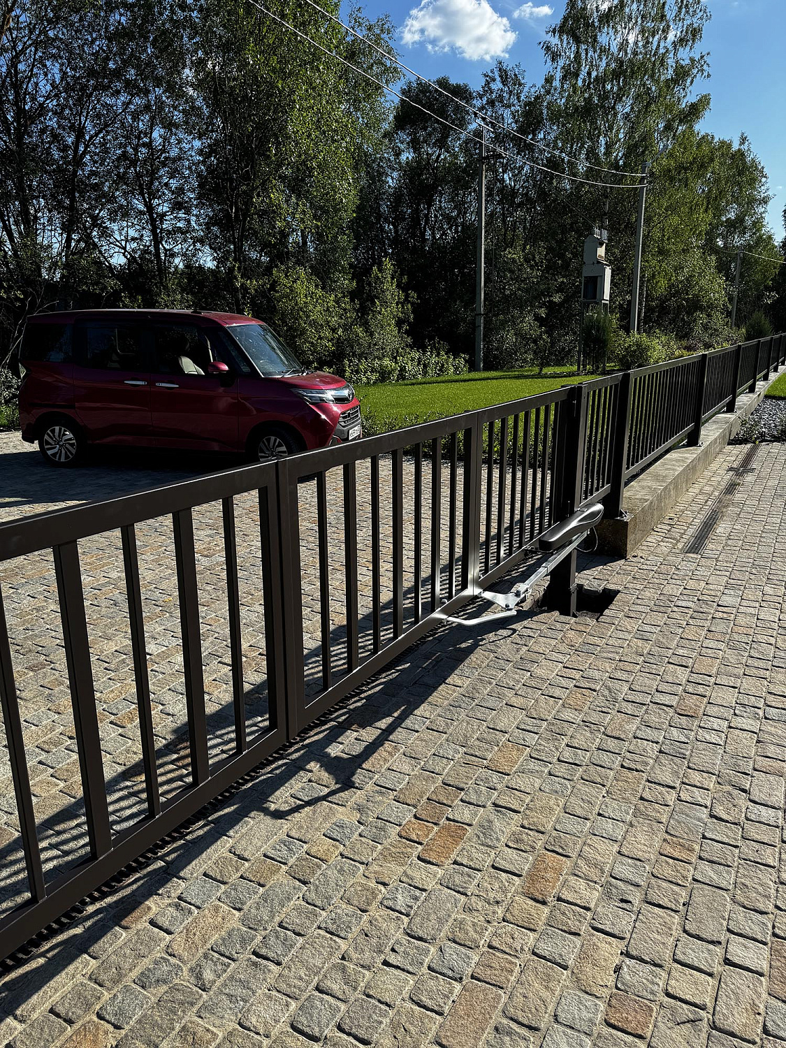 Пос. Ильино, частное домовладение (забор, складчатые ворота)